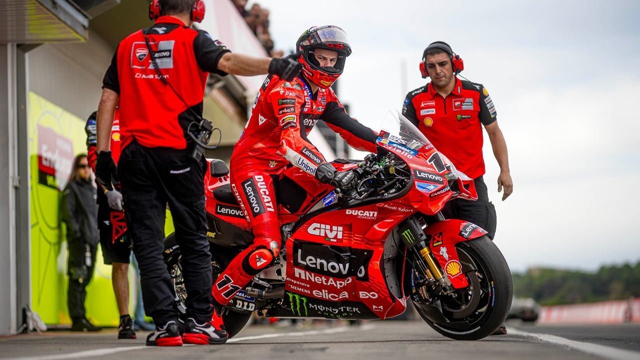 Harus 'Lompat-Lompat', Manis-Pahit Nicolo Bulega Balapan di WorldSBK Sambil Jadi Test Rider MotoGP