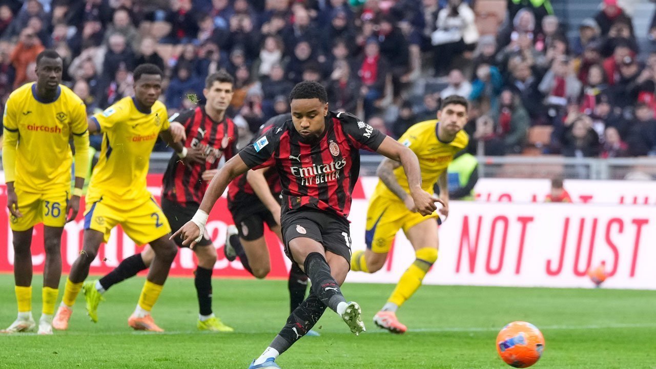 Hasil Milan vs Verona: Nkunku Pecah Telur, Rossoneri Menang Telak & Gusur Inter dari Pucuk Klasemen