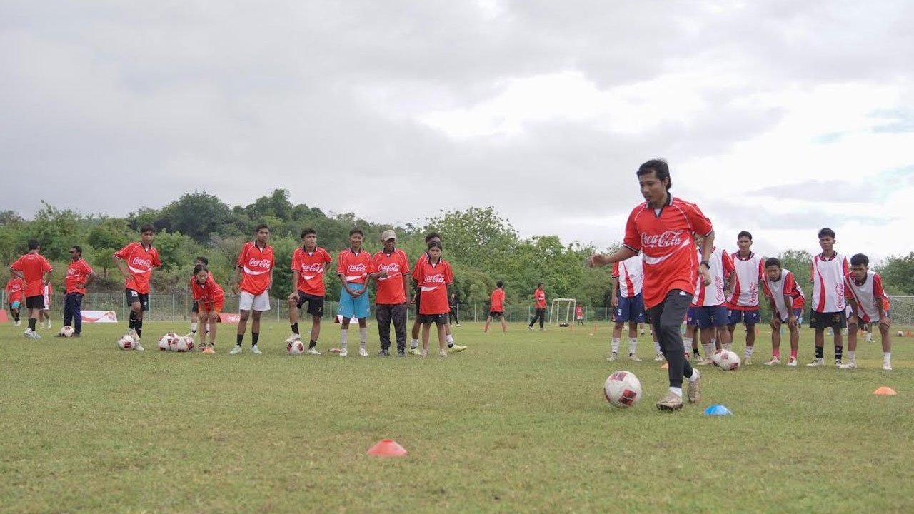 Evan Dimas Turun Gunung, Didik Bakat Muda Bertalenta di Labuan Bajo dalam Festival Sepak Bola Rakyat yang Dihadiri Ratu Tisha Evan Dimas Turun Gunung, Didik Bakat Muda Bertalenta di Labuan Bajo dalam Festival Sepak Bola Rakyat yang Dihadiri Ratu Tisha