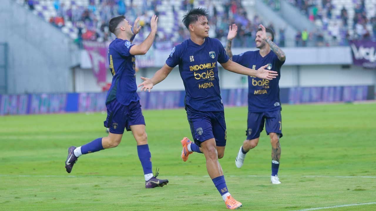 Galeri Foto: Momen Indah Detik-Detik Gol Salto Hokky Caraka ke Gawang Persik Kediri Galeri Foto: Momen Indah Detik-Detik Gol Salto Hokky Caraka ke Gawang Persik Kediri