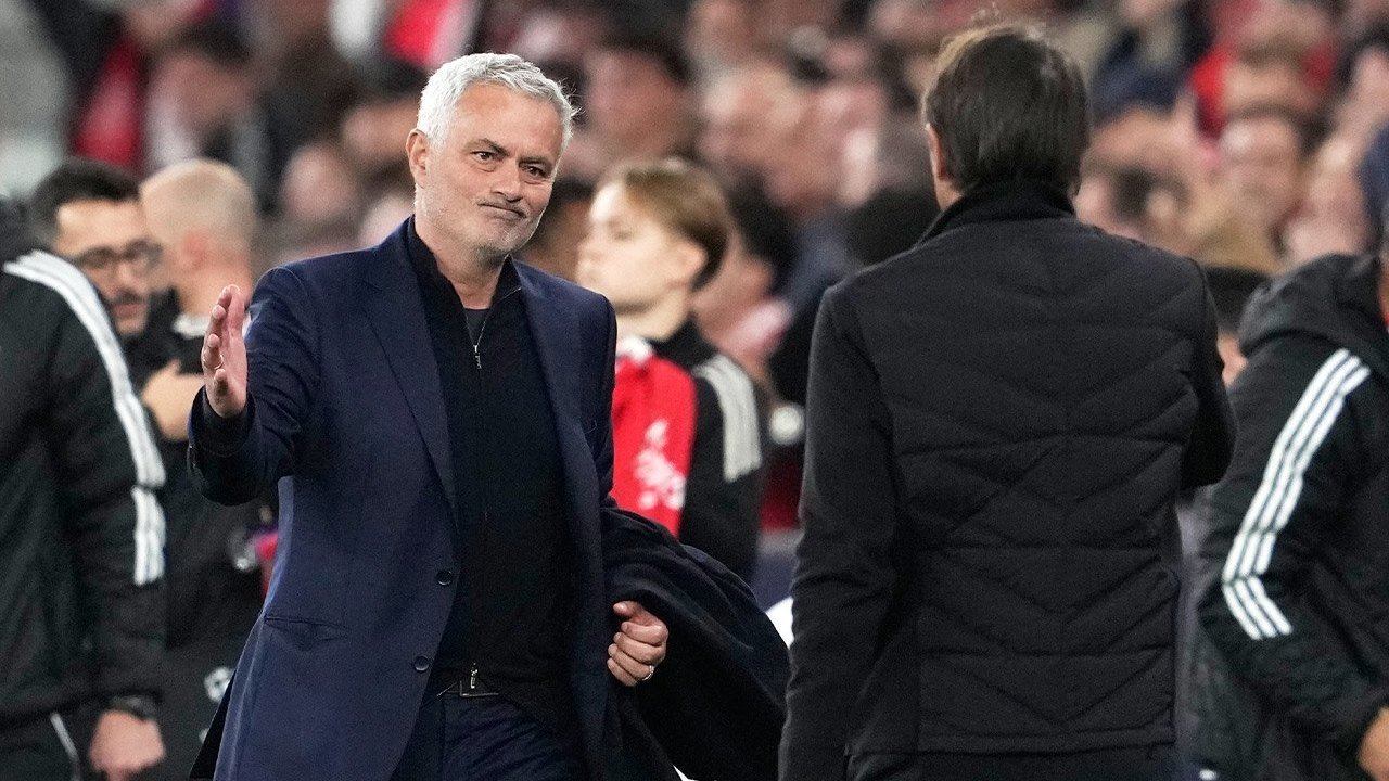 Napoli Kalah dan Conte Mengeluh Lelah, Jose Mourinho Tertawa: Itu Cuma Alasan! Napoli Kalah dan Conte Mengeluh Lelah, Jose Mourinho Tertawa: Itu Cuma Alasan!