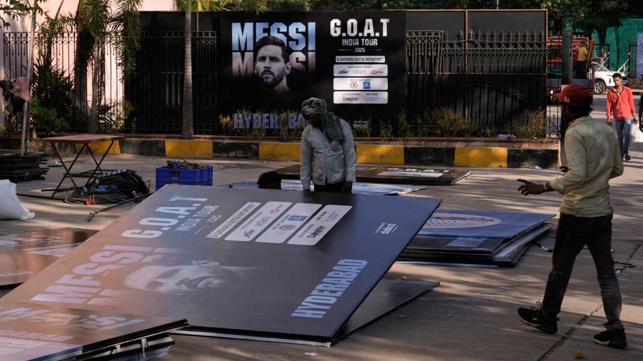 Tur GOAT Lionel Messi di India Rusuh: Kerumunan Politisi, Pejabat, dan Selebritas Bikin La Pulga Merasa Tak Aman Tur GOAT Lionel Messi di India Rusuh: Kerumunan Politisi, Pejabat, dan Selebritas Bikin La Pulga Merasa Tak Aman