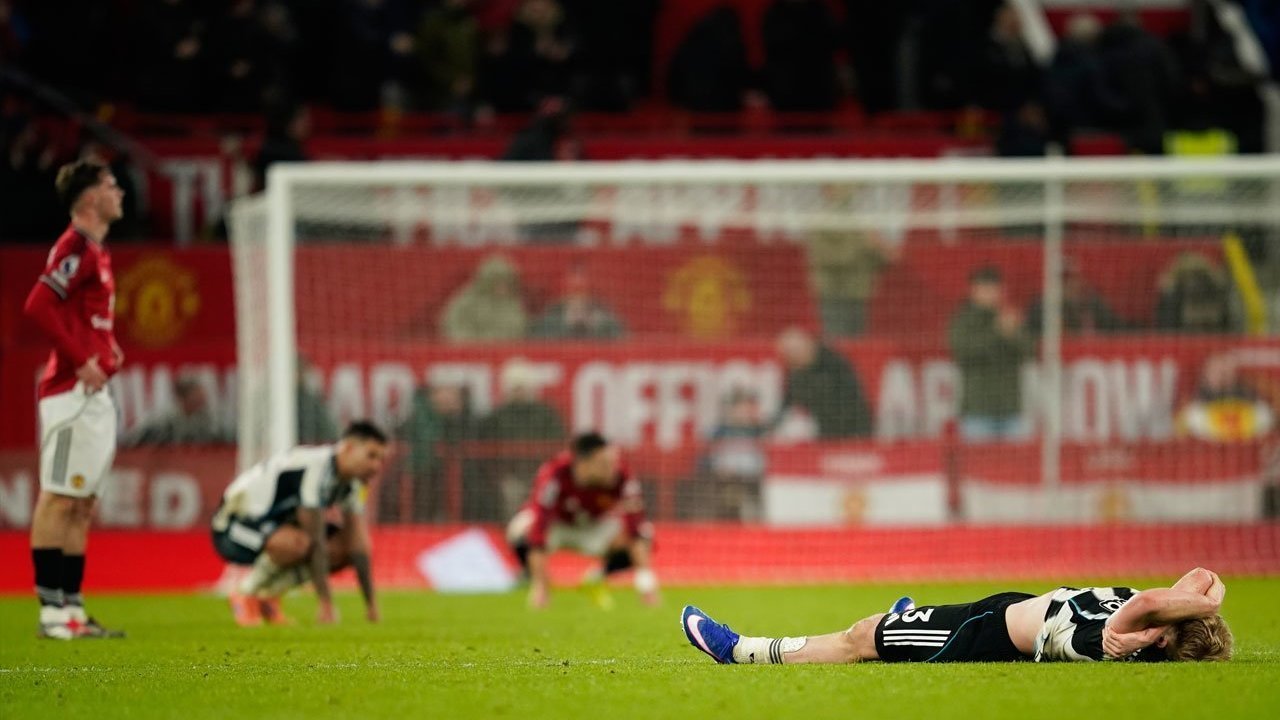 Man Utd vs Newcastle: Chant Fans ke Wasit Anthony Taylor usai Tak Berikan Penalti