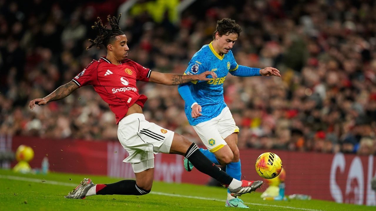 Leny Yoro Mulai Bersinar di Manchester United: Bek 20 Tahun Ini Tunjukkan Progres Menjanjikan