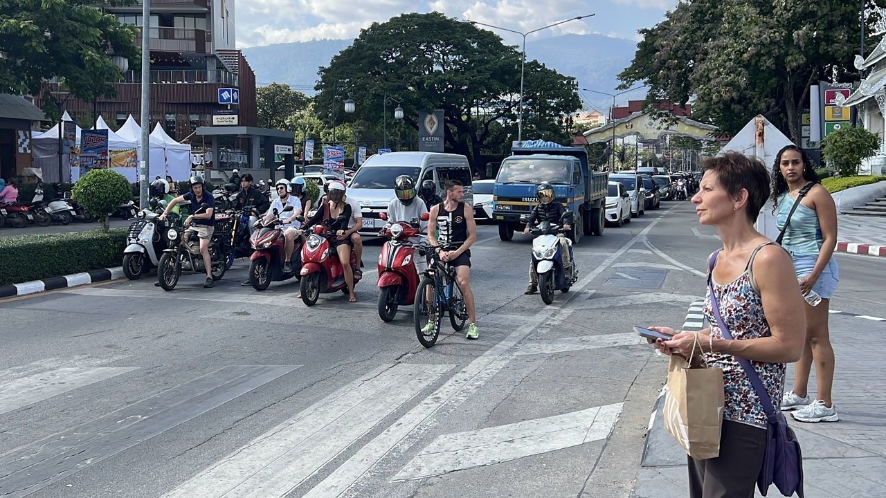 Cerita SEA Games 2025: Bereksperimen 2 Menit di Perempatan Sibuk Chiang Mai, Ada yang Janggal? Cerita SEA Games 2025: Bereksperimen 2 Menit di Perempatan Sibuk Chiang Mai, Ada yang Janggal?