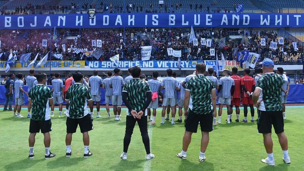 BRI Super League: Bojan Hodak Minta Dukungan Bobotoh untuk Bantu Persib Tembus Pertahanan Bhayangkara FC