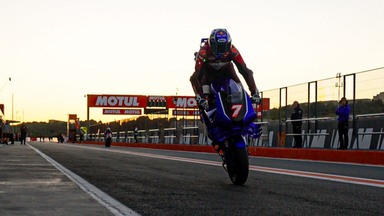 Toprak Razgatlioglu Menolak Lakukan Tradisi 'Stoppie' di MotoGP Jika Tidak Naik Podium Toprak Razgatlioglu Menolak Lakukan Tradisi 'Stoppie' di MotoGP Jika Tidak Naik Podium