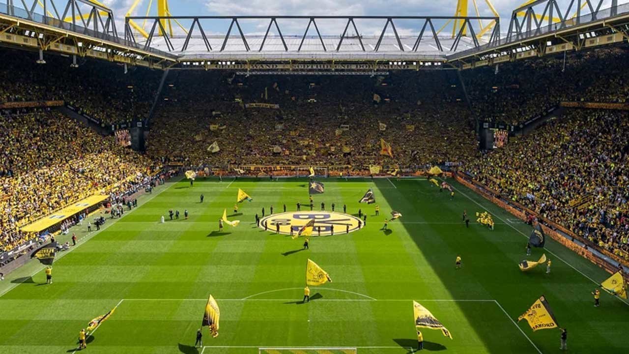 Panel Surya Raksasa di Atas Tembok Kuning: Borussia Dortmund Buktikan Sepak Bola Bisa Hijau Panel Surya Raksasa di Atas Tembok Kuning: Borussia Dortmund Buktikan Sepak Bola Bisa Hijau