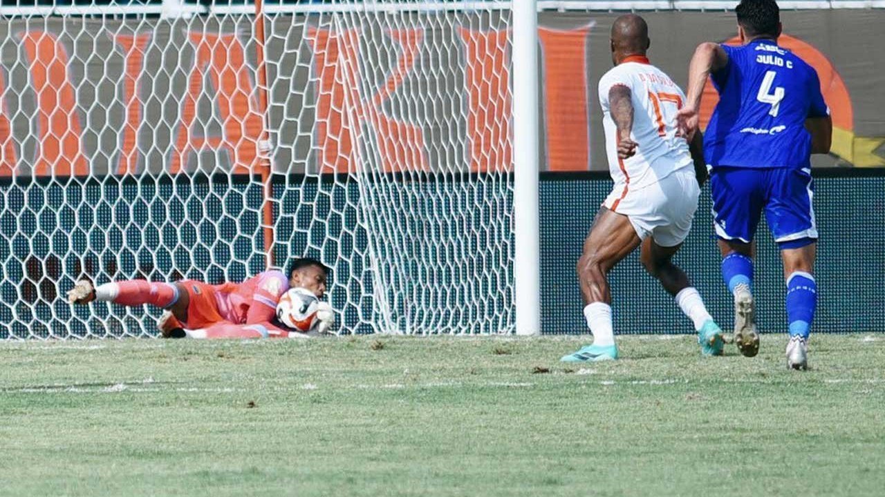 6 Kemenangan Beruntun Persib Terhenti di Ternate: Malut United dan Sang Mantan jadi Batu Sandungan 6 Kemenangan Beruntun Persib Terhenti di Ternate: Malut United dan Sang Mantan jadi Batu Sandungan