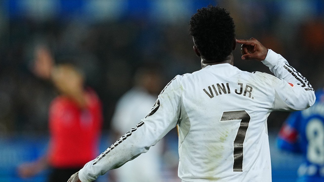 Kontroversi di Balik Kemenangan Real Madrid: Vinicius Dijatuhkan Lawan, Wasit Tolak Berikan Penalti?! Kontroversi di Balik Kemenangan Real Madrid: Vinicius Dijatuhkan Lawan, Wasit Tolak Berikan Penalti?!