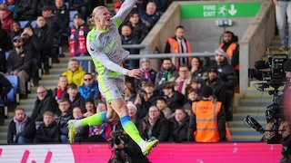 Aksi Unik Erling Haaland Jelang Natal: Dari Mesin Gol Man City Jadi Santa Claus