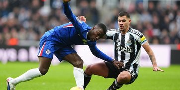 Kontroversi Newcastle vs Chelsea: Mengapa VAR Tak Berikan Penalti untuk Tuan Rumah?