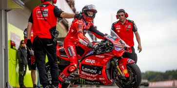 Harus 'Lompat-Lompat', Manis-Pahit Nicolo Bulega Balapan di WorldSBK Sambil Jadi Test Rider MotoGP