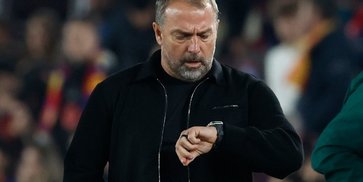 Hansi Flick Tunda Negosiasi Kontrak Baru di Barcelona Hansi Flick Tunda Negosiasi Kontrak Baru di Barcelona