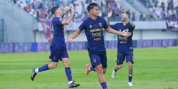 Galeri Foto: Momen Indah Detik-Detik Gol Salto Hokky Caraka ke Gawang Persik Kediri