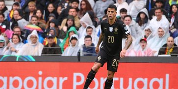 Krisis Lini Belakang, Barcelona Dikabarkan Siap Pulangkan Joao Cancelo?