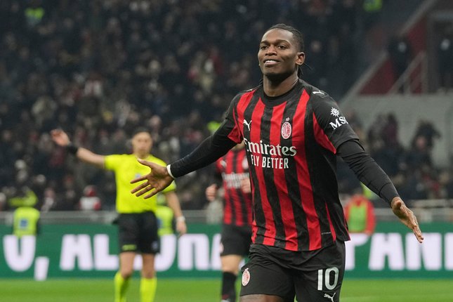 Napoli vs Milan: Kondisi Leao Jauh dari Ideal Pemain AC Milan, Rafael Leao, merayakan gol dalam laga Serie A antara AC Milan vs Lazio di Milan, Sabtu, 29 November 2025 (c) AP Photo/Antonio Calanni