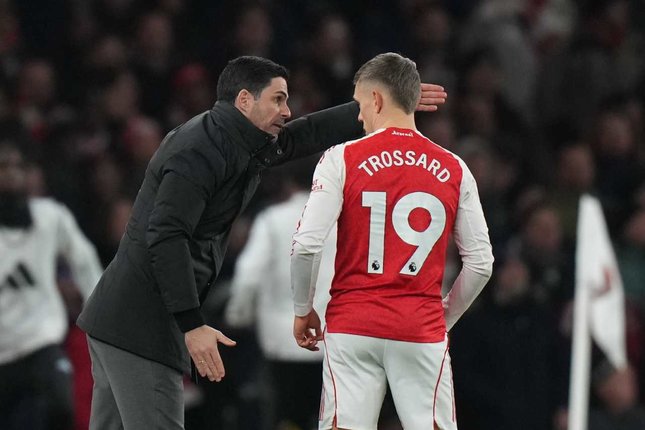 Manajer Arsenal, Mikel Arteta (kiri), memberi instruksi kepada pemainnya, Leandro Trossard, saat pertandingan Liga Inggris, Rabu (31/12/2025). (c) AP Photo/Alastair Grant