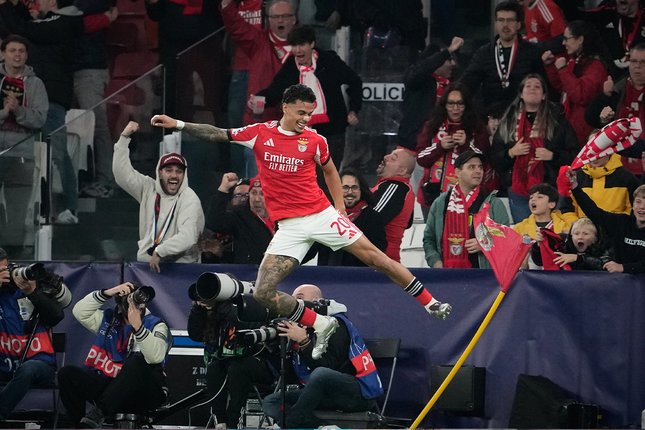 Masterclass Taktik Mourinho Richard Rios dari Benfica merayakan gol Leandro Barreiro ke gawang Napoli di Liga Champions. (c) AP Photo/Armando Franca