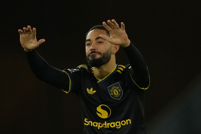 Mirip Gaya Bermain Cantona Mirip Gaya Bermain Cantona