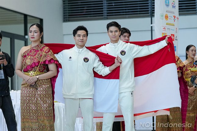 Emas Ke-32 dari Wushu, Edgar Xavier Marvelo Tampil Sempurna Edgar Xavier Marvelo (kanan) dan Seraf Naro Siregar (tengah) berhasil menyumbang medali SEA Games 2025 dari cabor Wushu. (c) AP Photo