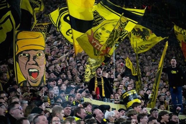 Sistem Panel Surya Kelas Dunia di Atas Stadion Dortmund Sistem Panel Surya Kelas Dunia di Atas Stadion Dortmund