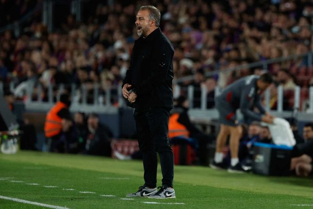 Pemain Pengganti Pelatih Barcelona, Hansi Flick, memberikan instruksi kepada para pemainnya saat laga La Liga melawan Osasuna, Minggu, 14 Desember 2025. (c) AP Photo/Joan Monfort