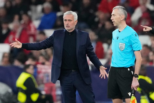 Bantahan Menohok Mourinho Pelatih Benfica, Jose Mourinho memberikan instruksi di pinggir lapangan saat melawan Napoli di Liga Champions, 11 Desember 2025. (c) AP Photo/Armando Franca