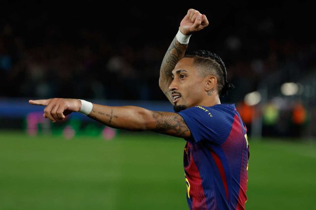 Penyerang Pemain Barcelona Raphinha merayakan gol yang ia cetak dalam laga La Liga melawan Osasuna, Minggu, 14 Desember 2025. (c) AP Photo/Joan Monfort