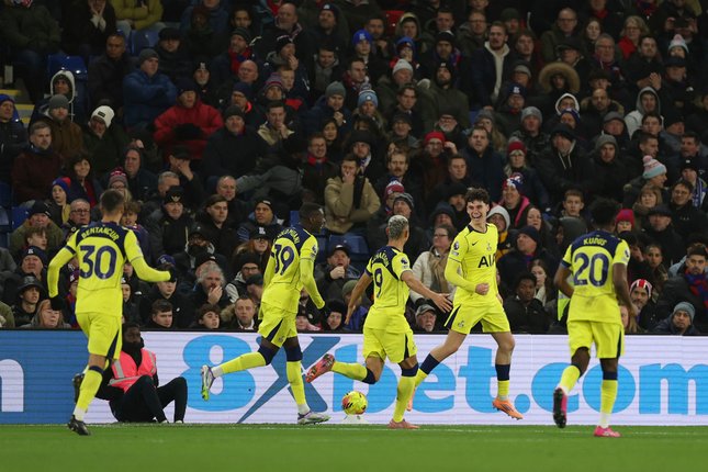 Spurs dan Kutukan Kandang Awal Tahun Pemain Tottenham, Archie Gray (kedua dari kanan), merayakan gol bersama rekan-rekan setimnya pada laga Premier League antara Crystal Palace vs Tottenham, 28 Desember 2025 (c) AP Photo/Ian Walton