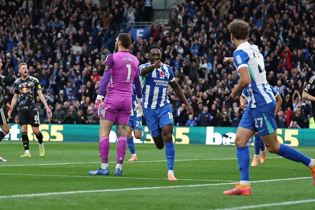 Butuh Striker Berpengalaman dan Sosok Mentor Selebrasi Danny Welbeck usai mencetak gol ke gawang Leeds United (c) Brighton Official
