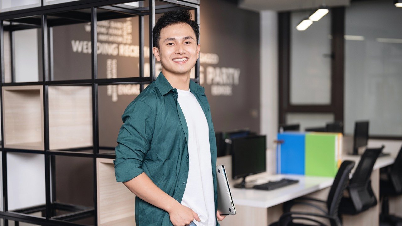 Nggak Menyengat tapi Bikin Diingat, Ini Parfum Kantor Favorit Pria Aktif