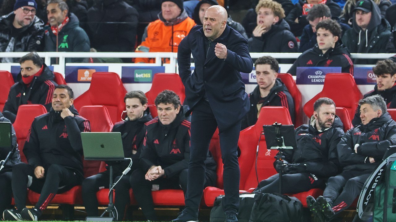 Stok Bek Menipis, Arne Slot Desak Liverpool Segera Angkut Bek Incaran Chelsea Ini