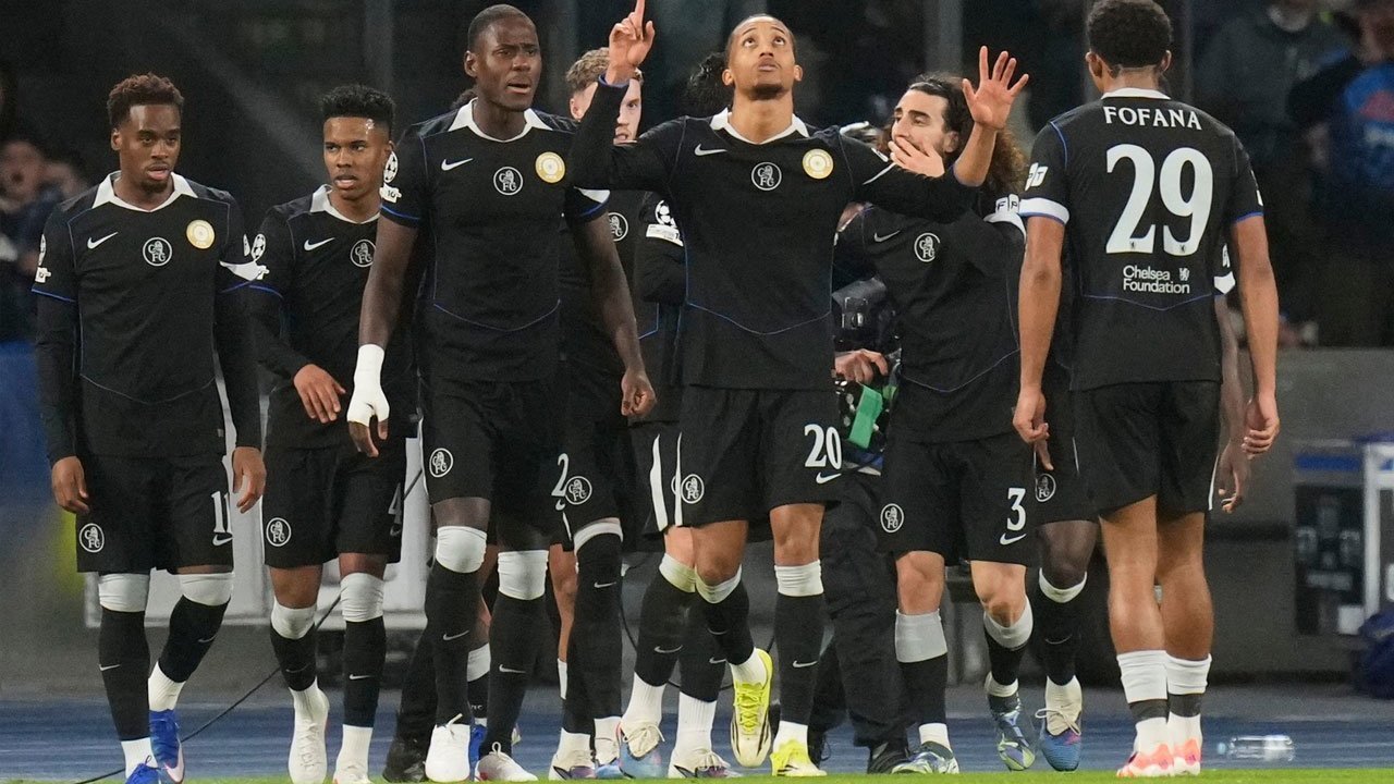 Chelsea Menang di Kandang Napoli, Liam Rosenior Full Senyum!