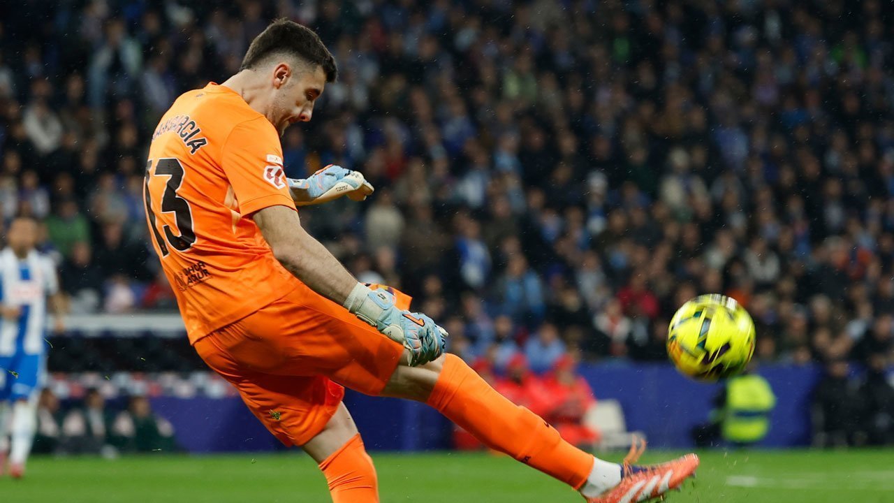 Puja-puji untuk Joan Garcia, Tanpanya Barcelona Bakal Senasib dengan Real Madrid!