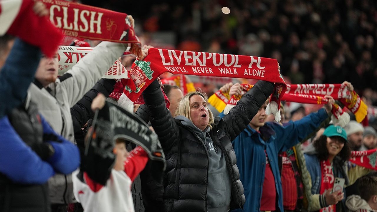 Liverpool 4-1 Barnsley: Skor Telak yang Menipu, Drama Blunder Szoboszlai, dan Koneksi Wirtz-Ekitike