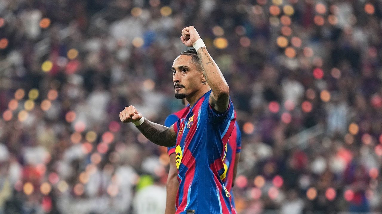 Drama El Clasico! Raphinha Brace, De Jong Kartu Merah, Barcelona Angkat Trofi Piala Super Spanyol 2026