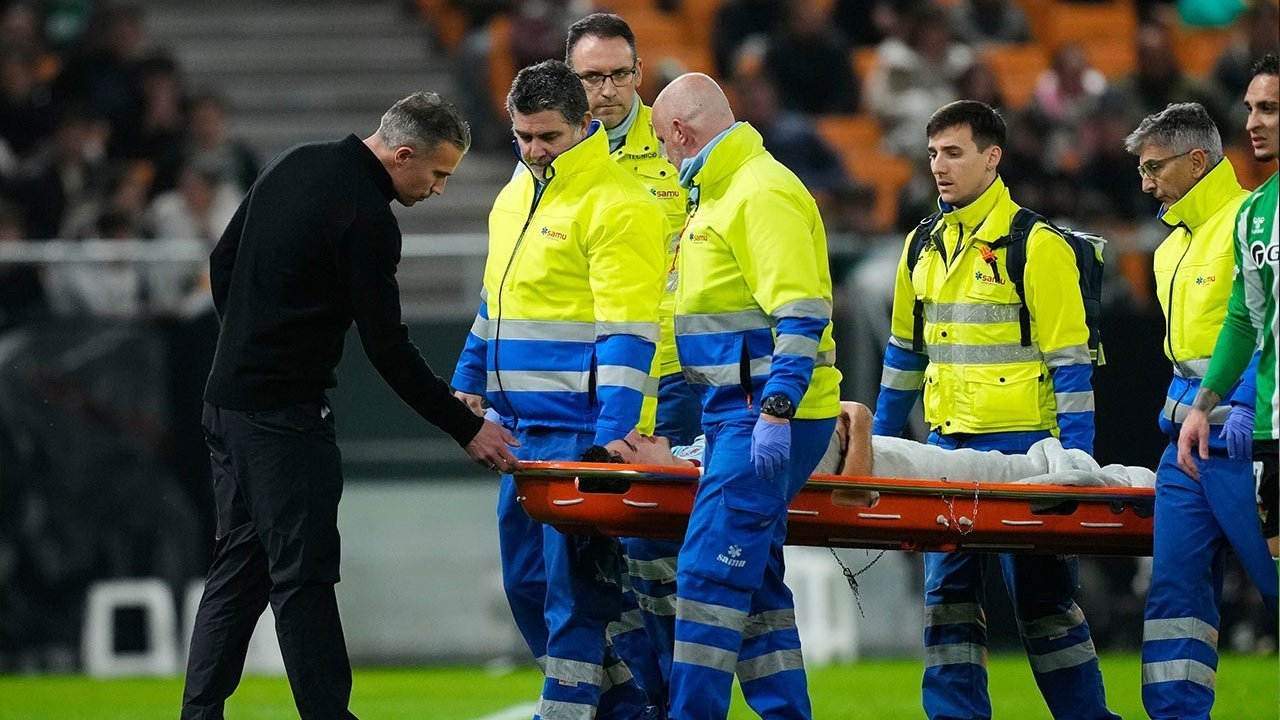 Malam Pilu Robin van Persie: Feyenoord Tersingkir, Sang Anak Cedera dan Ditandu Keluar