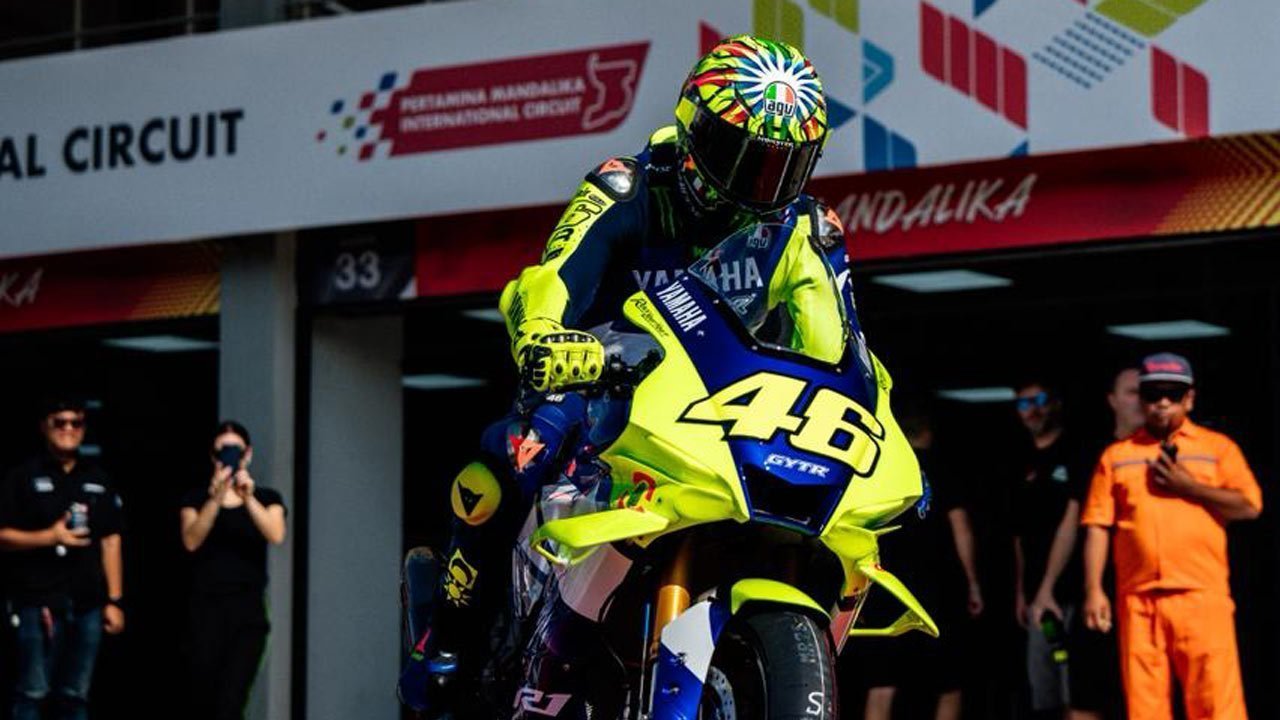 6 Potret Keseruan Valentino Rossi Jajal Sirkuit Mandalika Pertama Kali, Langsung Jatuh Cinta!