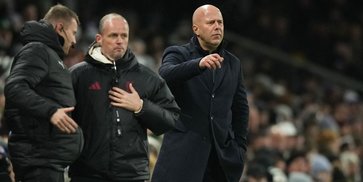 Liverpool Butuh Bek Baru, Tapi Nama Defender Newcastle Ini Akhirnya Dicoret Dari Daftar Belanja Arne Slot