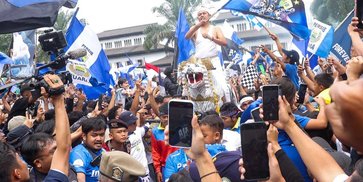 Gubernur KDM Janjikan Bonus Juara Rp1 Miliar untuk Persib Bandung Gubernur KDM Janjikan Bonus Juara Rp1 Miliar untuk Persib Bandung