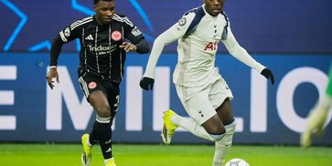 24 Jam yang Gila Bagi Kolo Muani: Kecelakaan Mobil, Tertinggal Pesawat, Cetak Gol di Laga Eintracht Frankfurt vs Tottenham