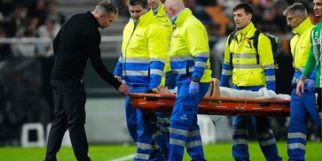 Malam Pilu Robin van Persie: Feyenoord Tersingkir, Sang Anak Cedera dan Ditandu Keluar Malam Pilu Robin van Persie: Feyenoord Tersingkir, Sang Anak Cedera dan Ditandu Keluar