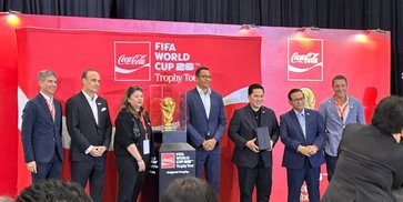 Dibuka oleh Legenda Brasil dan Arsenal, Trofi Piala Dunia Dipamerkan di Jakarta