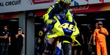 6 Potret Keseruan Valentino Rossi Jajal Sirkuit Mandalika Pertama Kali, Langsung Jatuh Cinta!