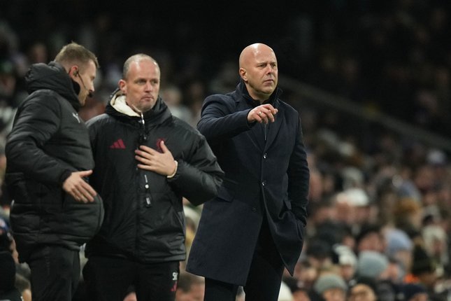 Arne Slot (kanan) memberikan instruksi di laga Fulham vs Liverpool, Minggu (05/01/2026). (c) AP Photo/Alastair Grant