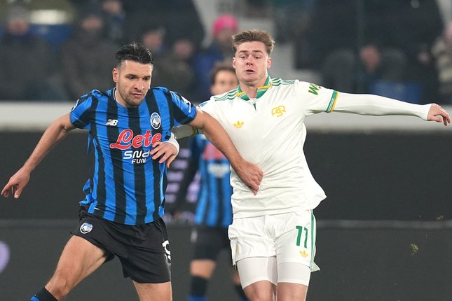 Pemain Atalanta, Berat Djimsiti (kiri), berduel dengan pemain Roma, Evan Ferguson, pada laga Serie A antara Atalanta vs Roma di Bergamo, Italia, Sabtu, 3 Januari 2026 (c) Spada/LaPresse via AP