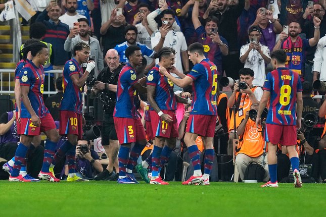 Selebrasi pemain Barcelona merayakan gol Raphinha ke gawang Real Madrid di Piala Super Spanyol, 12 Januari 2026. (c) AP Photo/Altaf Qadri