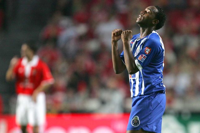 Striker Porto, Benni McCarthy, merayakan golnya dalam laga Liga Portugal melawan Benfica di Stadion Luz, Lisbon, Minggu (17/10/2004). (c) AP Photo/Armando Franca