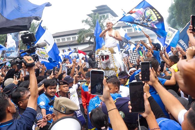 Gubernur Jawa Barat, Dedi Mulyadi, bersama para Bobotoh merayakan sukses Persib Bandung juara BRI Liga 1 2024/2025 (c) Muhammad Iqbal Ichsan